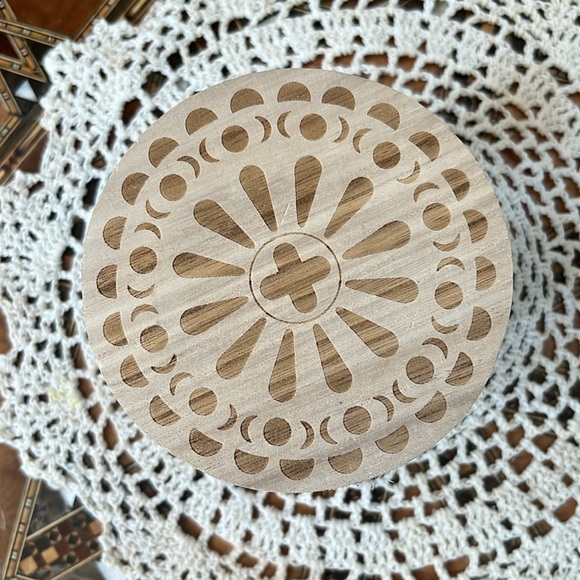 Saddle & Cardamon Scented Candle - Picture 5 of 12